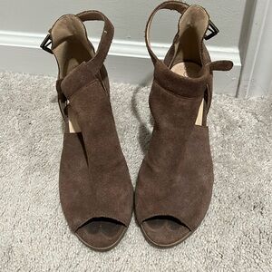 Suede brown ankle booties with peep toe and side opening